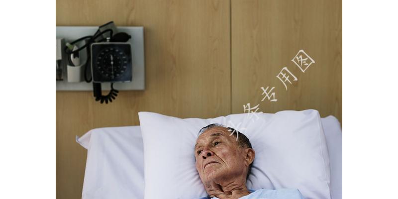 十一岁男孩应不应该跟父母分床睡,男孩几岁不能和母亲一起睡