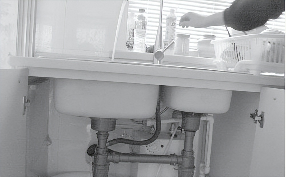 厨房下水道管堵塞最快的疏通方法,厨房下水道u型堵塞疏通方法