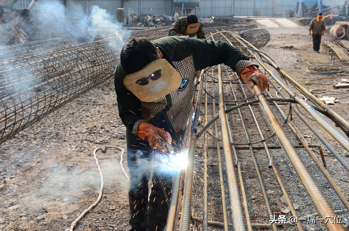 腰疼一用力就疼怎么治疗,腰疼一个动作就能治好