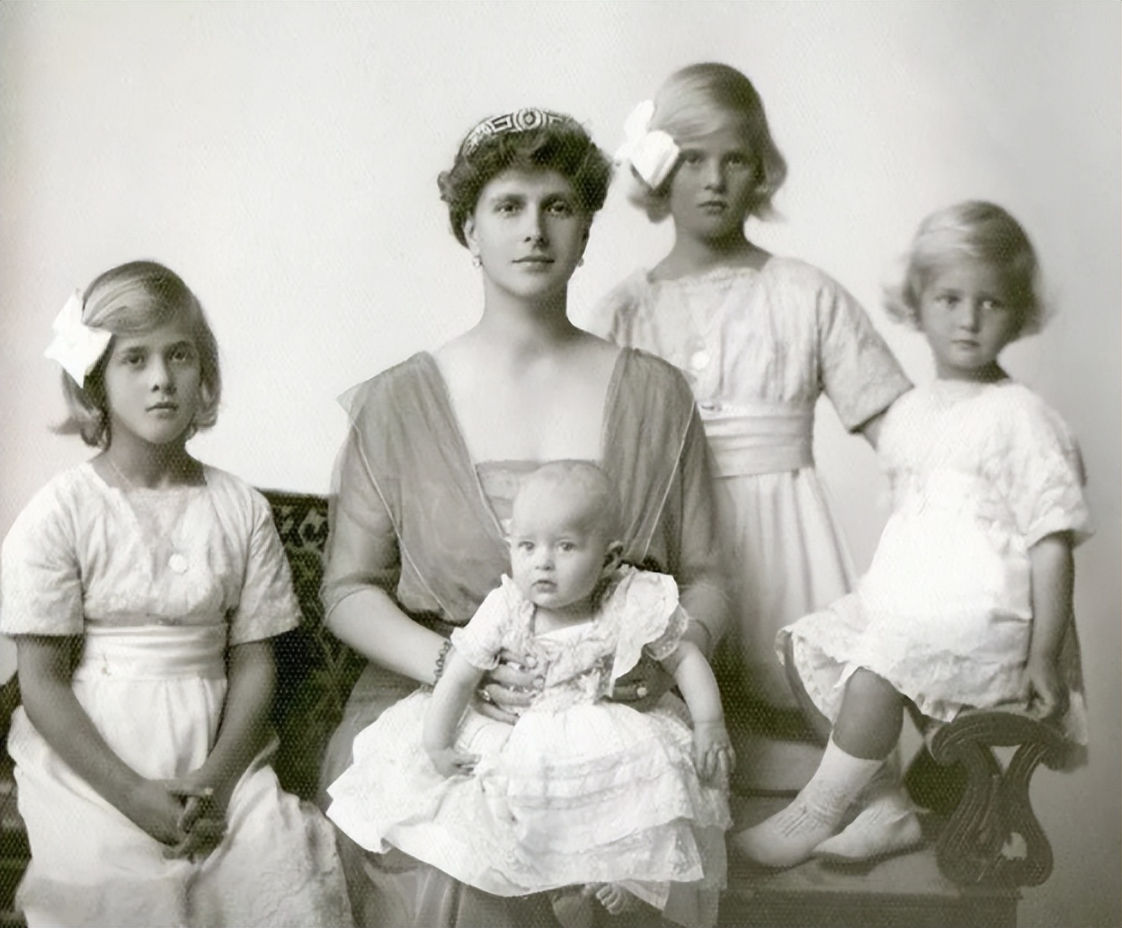 菲利普亲王的苦命母亲,菲利普亲王苦命却伟大的母亲