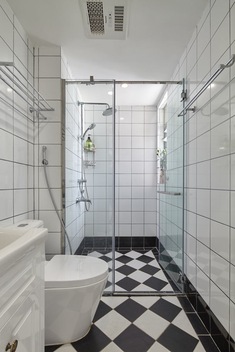 她家用木器漆打造出了独一无二的电视背景墙