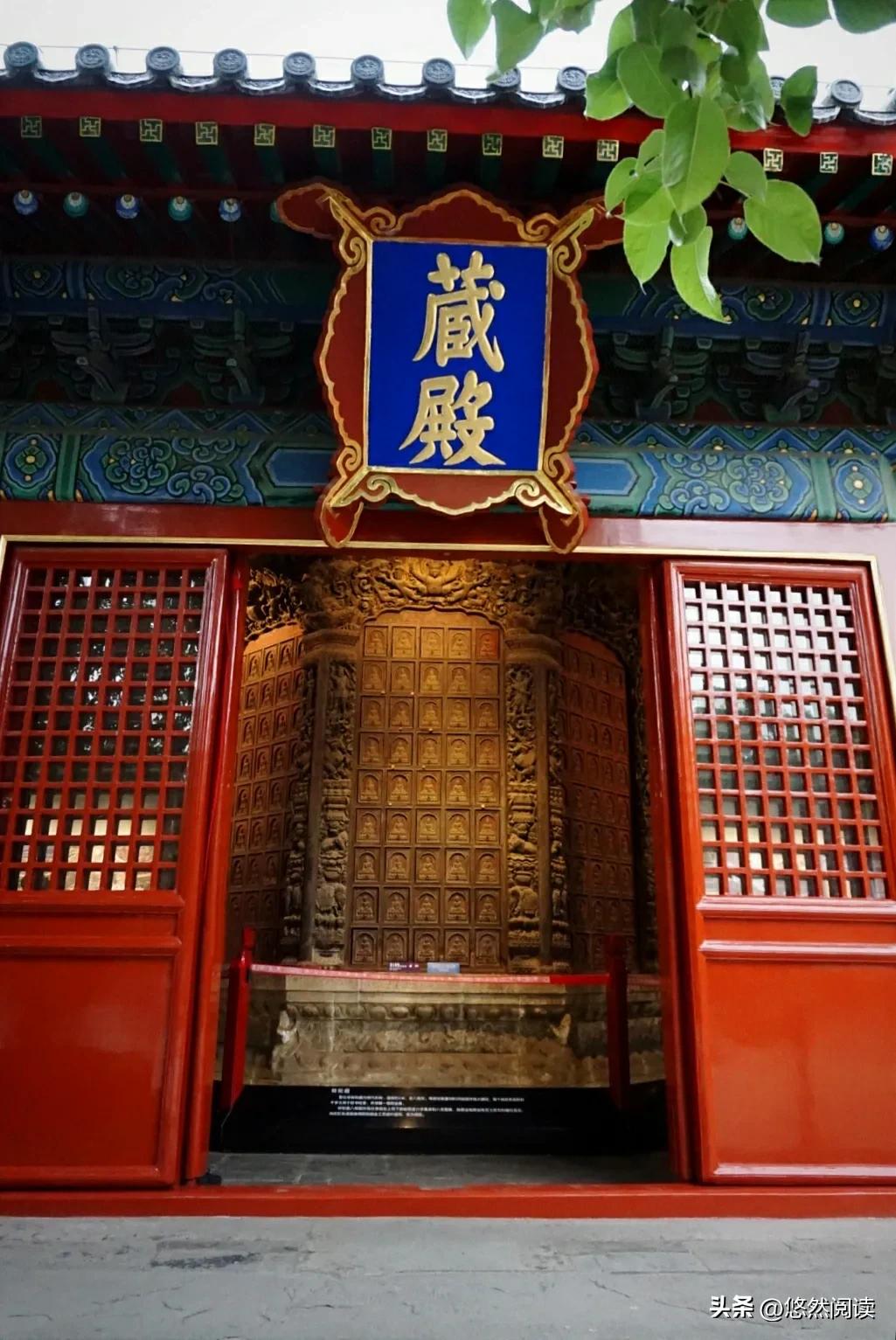 北京文博交流馆（智化寺）内的两个藏经橱