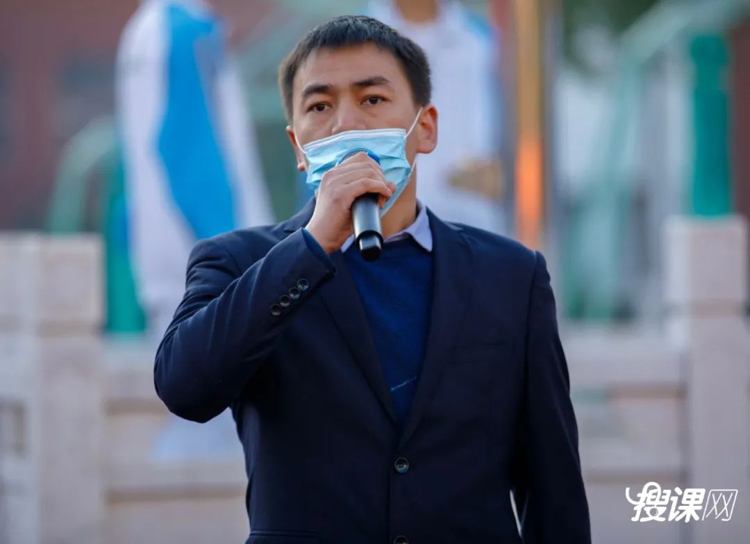 3000多名师生传递国旗为祖国庆生,开学典礼百人传旗