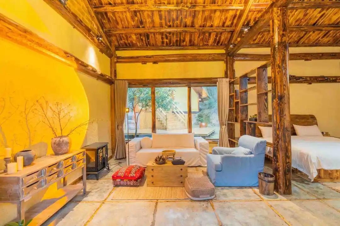 神仙眷侣辞掉高薪工作，爆改废弃山谷，悬崖高空造无边恒温泡池