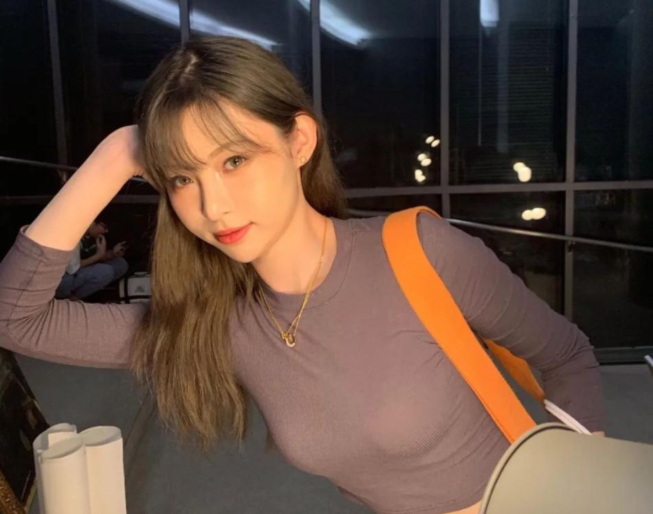 拿海鲜喂鸡、20秒36万进账，网红这一职业，真就“钱”途无量？