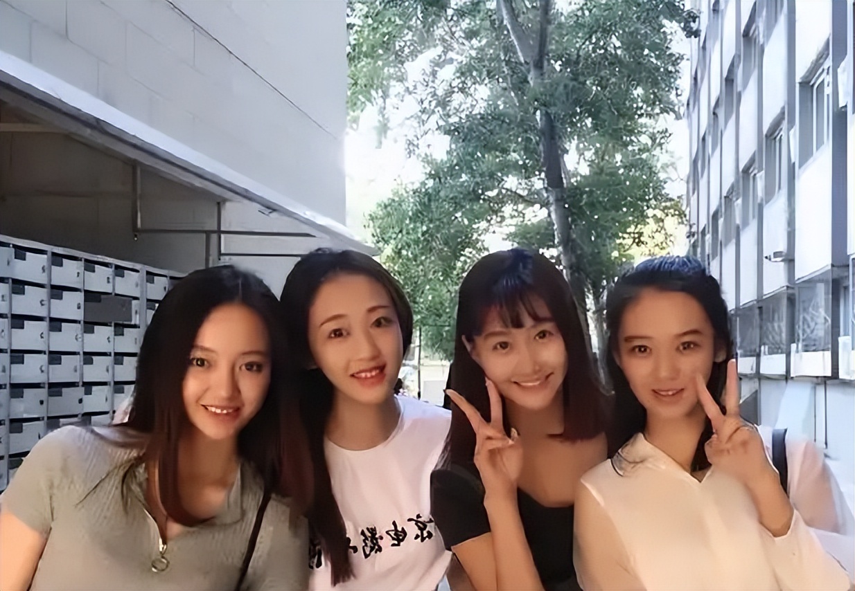 南方学生到北方上学，室友看着他的床疑惑不解：入秋了还铺凉席？