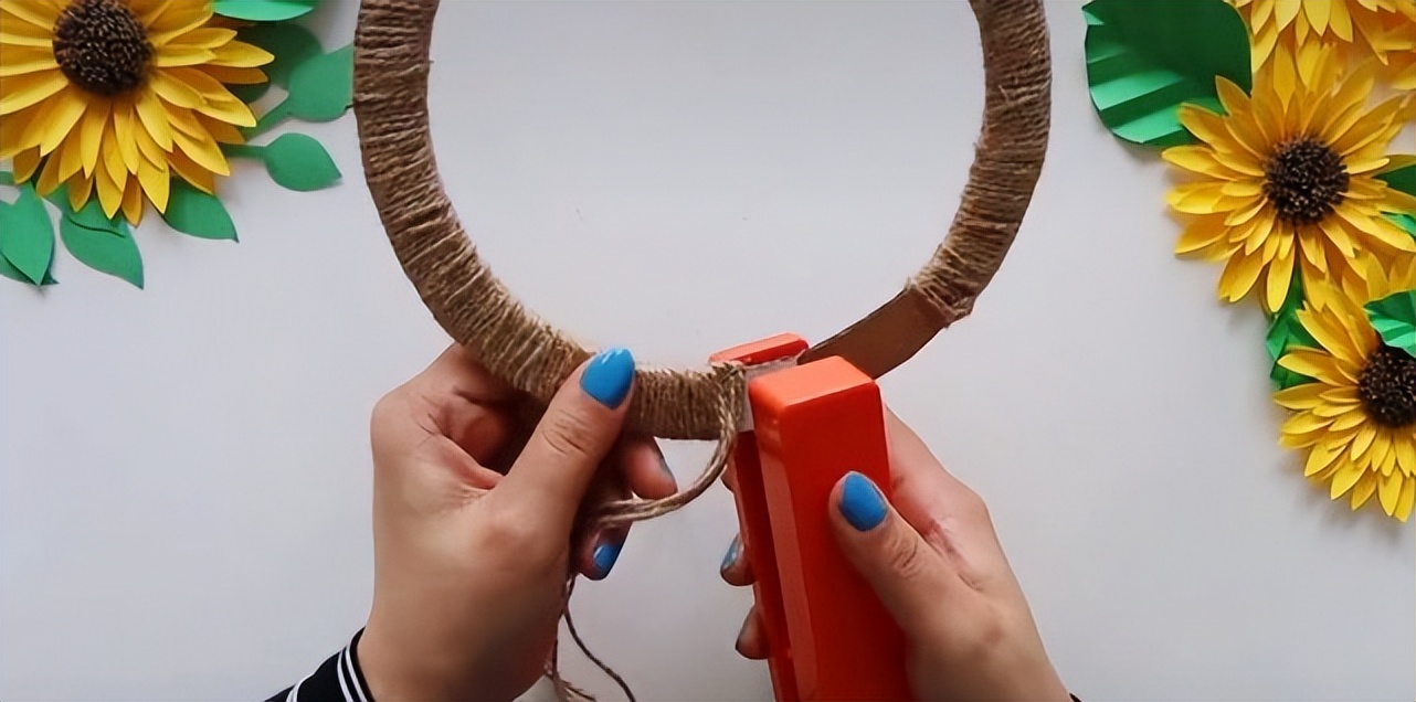 一款适合挂墙上的向日葵纸花