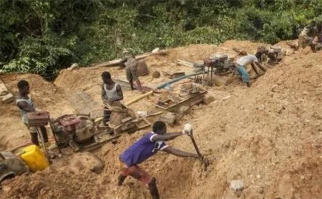 广西“上林帮”非洲淘金：每天如刀尖舔血，常备200克金子保命