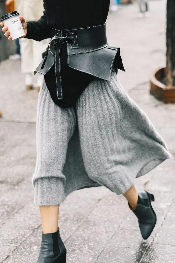 灰色和深灰哪个更适合年轻人穿,暖灰色系搭配灰白满满的高级感