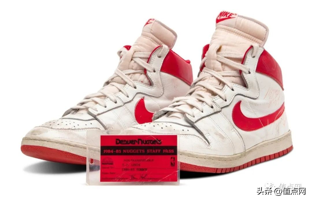 乔丹一双参赛球鞋拍卖出147美万元,乔丹airjordan1low复古蓝真假