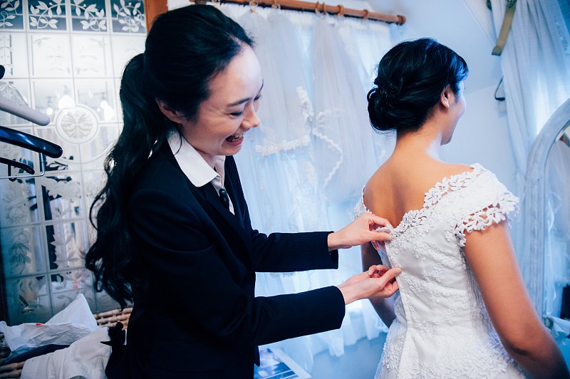 女方30人堵门要30条中华，新郎刷爆信用卡告知新娘：卡是你的