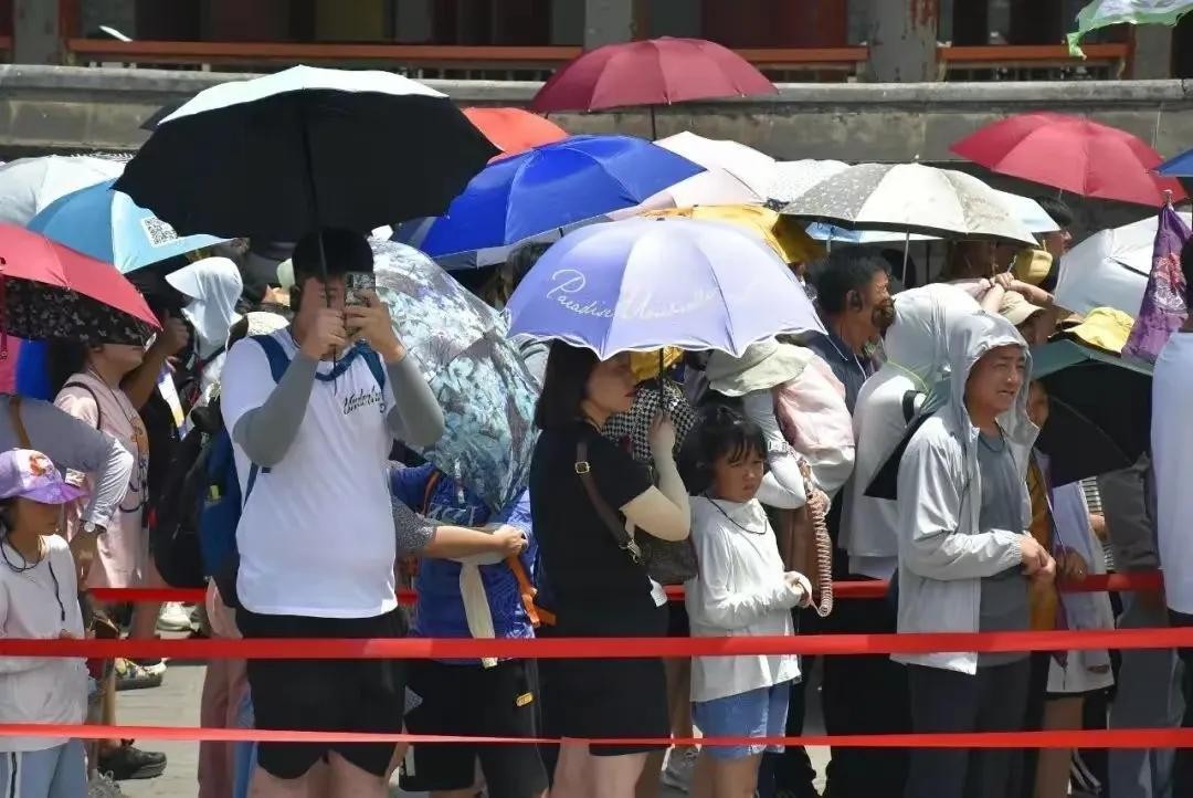 48岁导游中暑后去世,北京导游中暑身亡事件