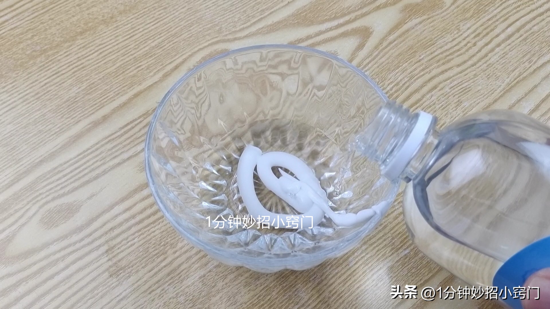 白墙脏了不用重新刷，教你一招，简单擦一擦，墙壁白净如新