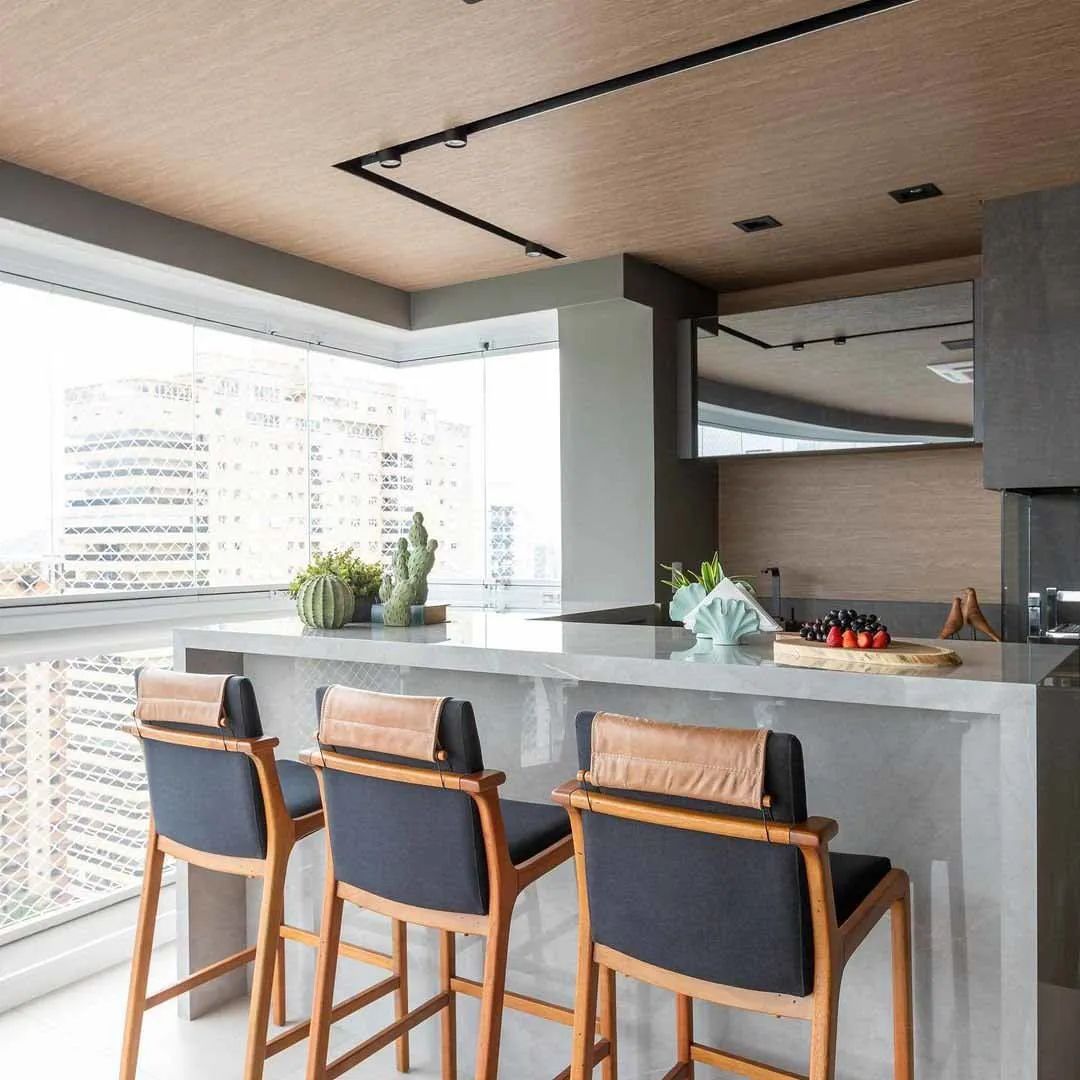 家里阳台怎么像露营感觉,阳台既能晾衣服也能当临时卧室