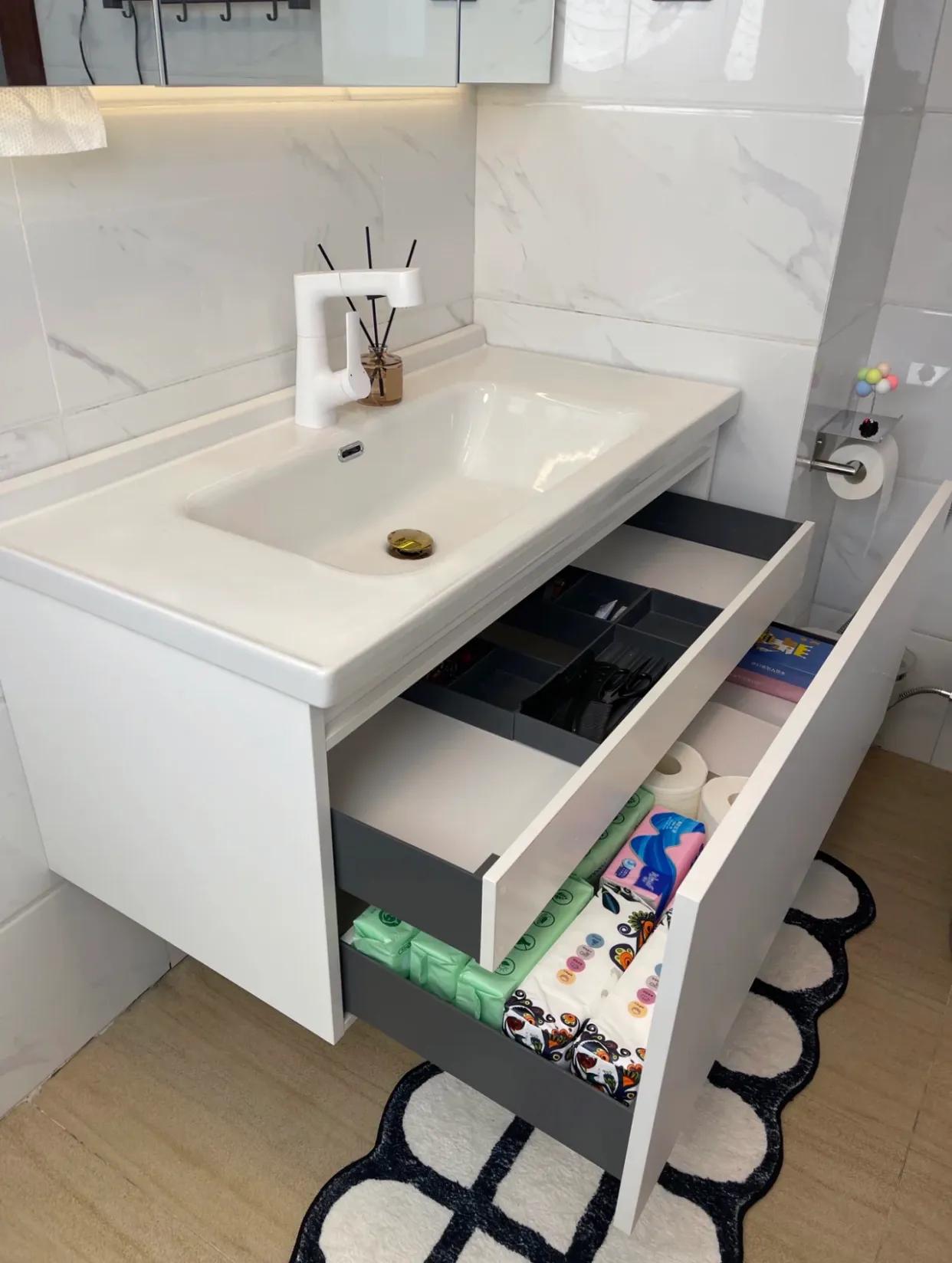 浴室柜一体盆选陶瓷好还是岩板好,浴室柜是用一体陶瓷盆还是大理石