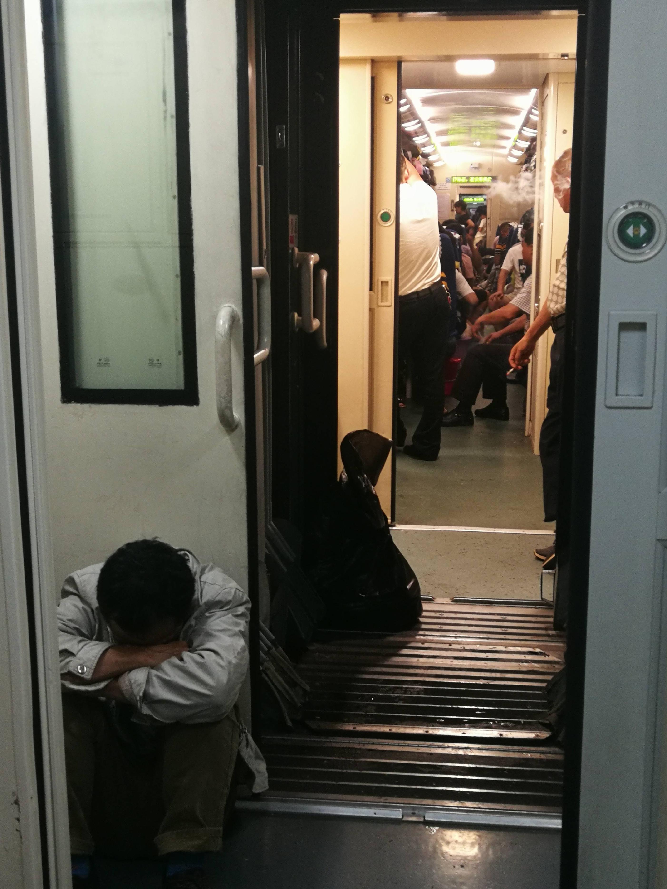 意大利人用中文记录疫情曾睡在雕塑里上海邻居送大米蟑螂药