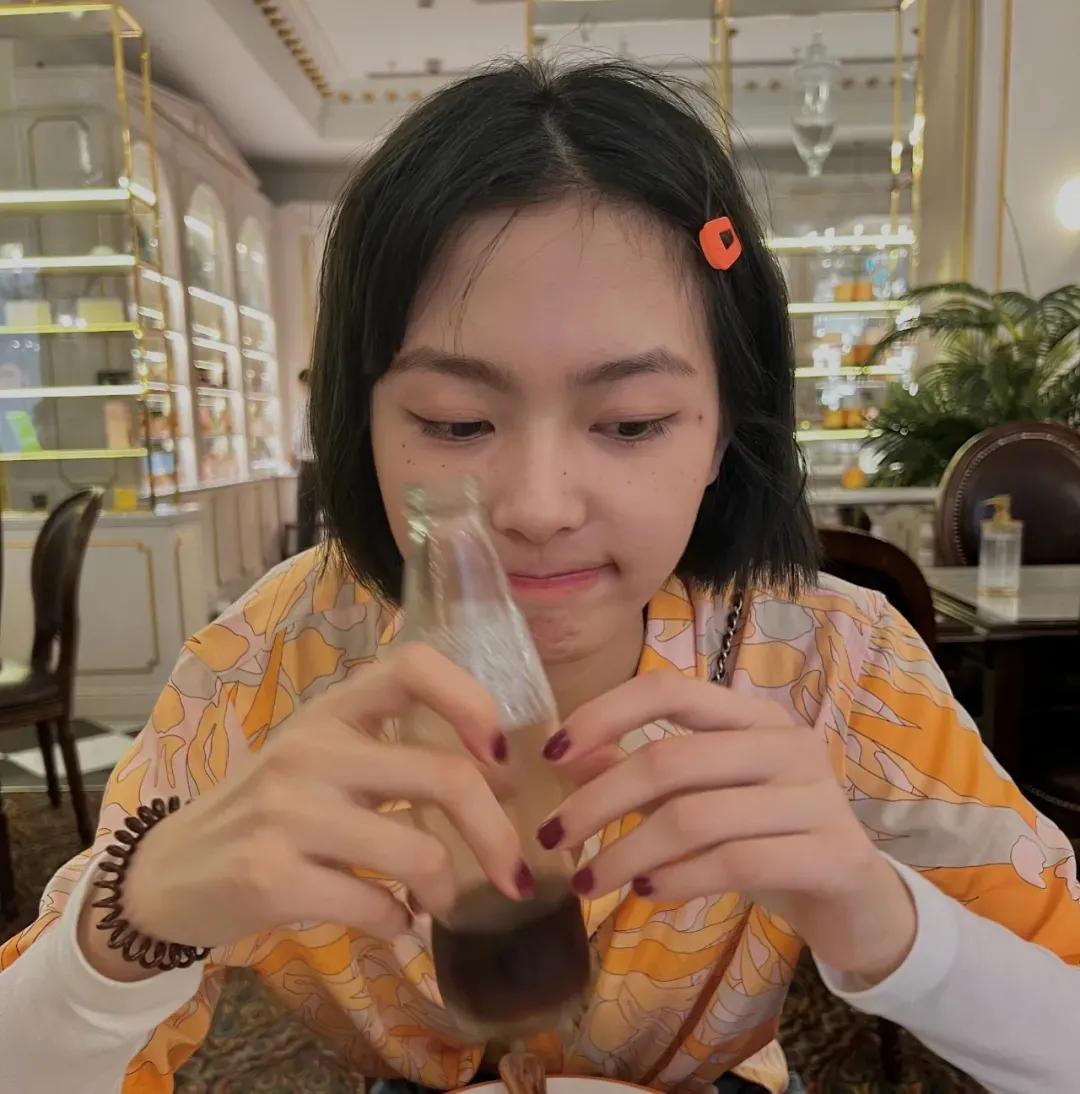 女头像ins高级感阳光图文,女生头像真人ins高级质感半脸图片