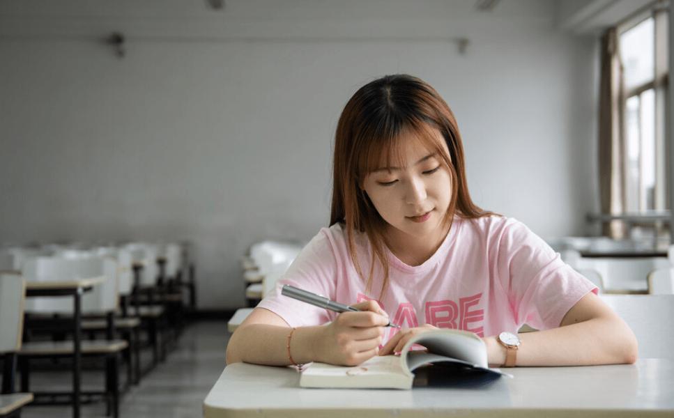 00后大学生寒假搓澡工,为挣旅游费大学生当搓澡工