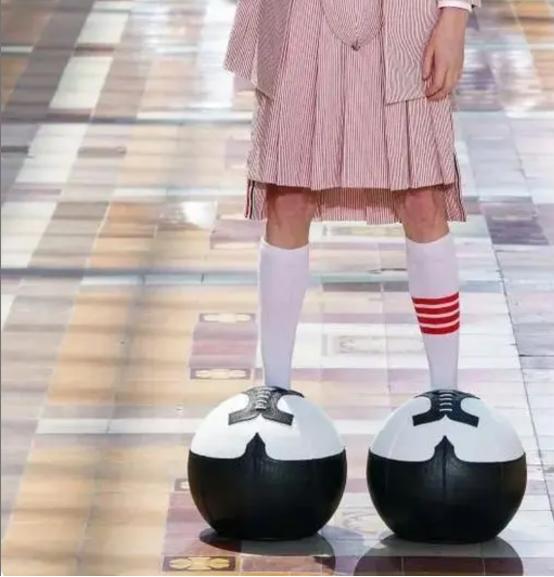 大牌时装秀，频繁暴露隐私部位，到底是追求潮流还是为了博眼球