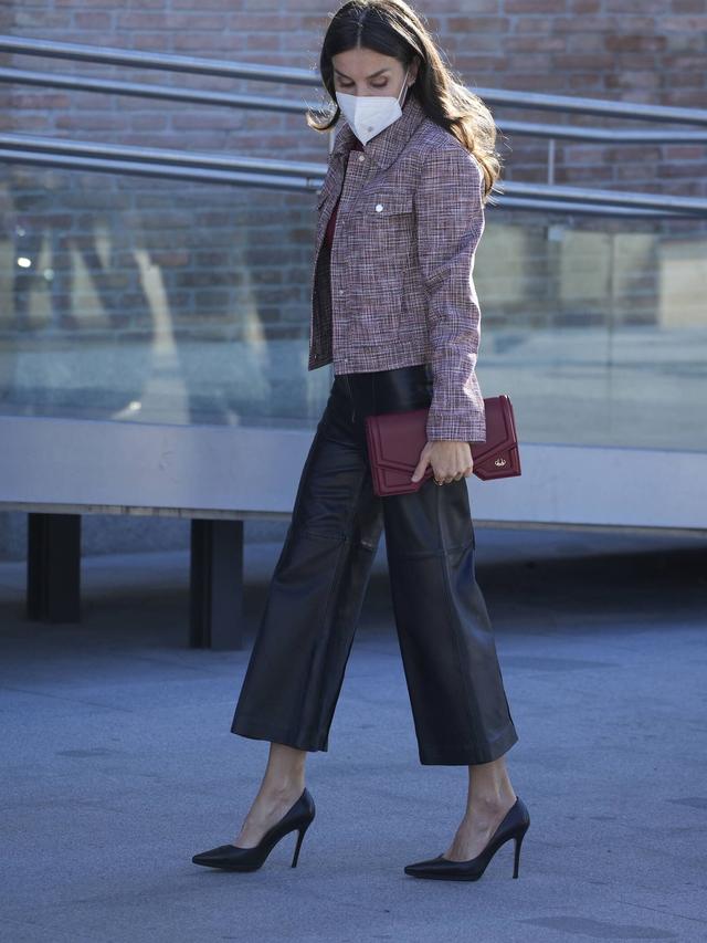 西班牙王后穿什么颜色的衣服好看,西班牙王后穿时尚大衣真拉风