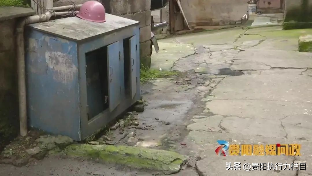 一下大雨就往外冒污水,下雨小区化粪池很臭