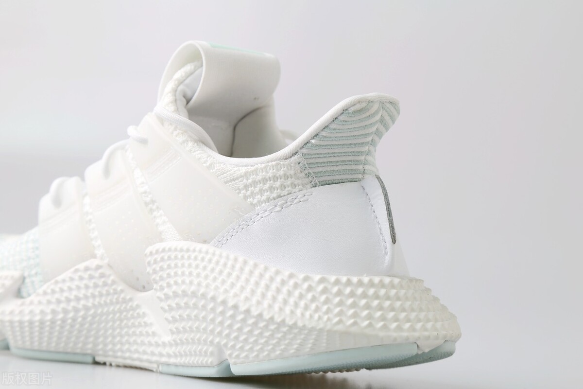 小白鞋怎么保养又好看,小白鞋怎样穿能变干净