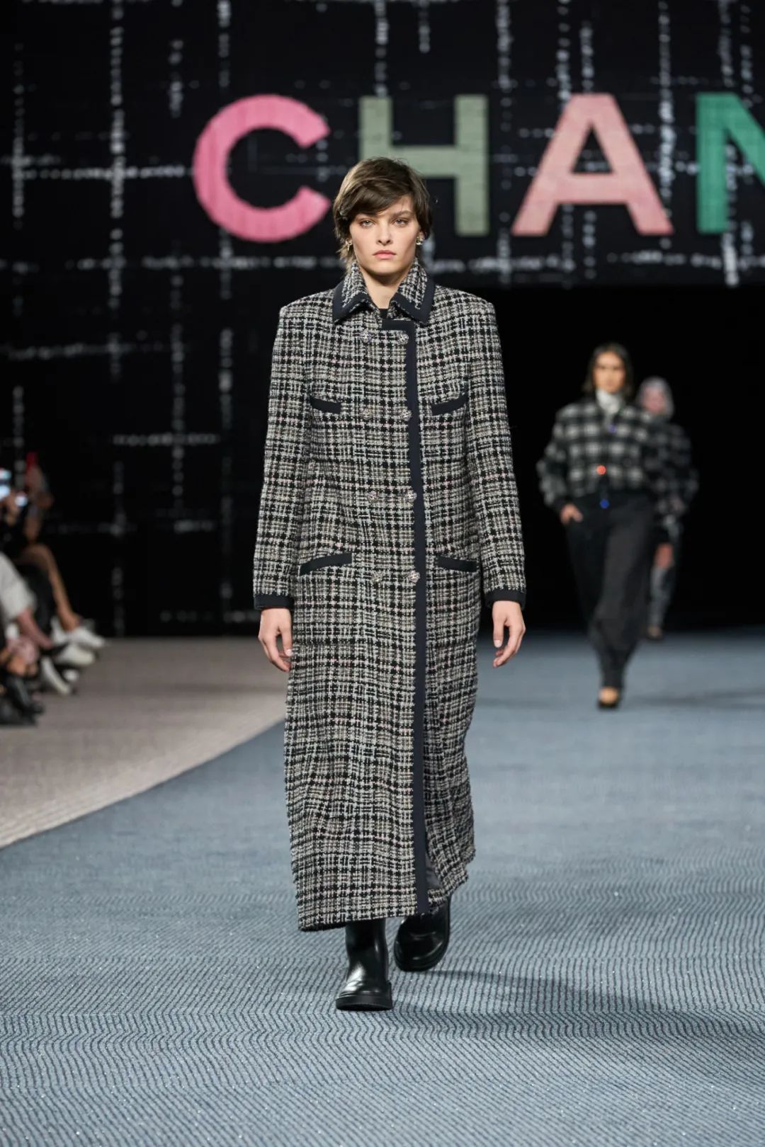 香奈儿2021春夏时装秀面料,香奈儿2022秋冬时装秀舞台分析
