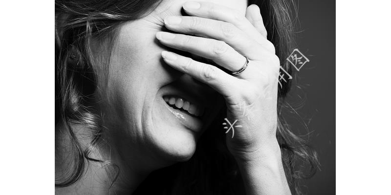 年年过生日女儿都迟到,今年我去接她,到门口后我愣了,默默离开