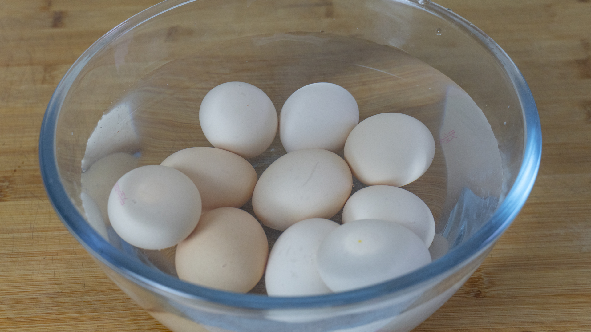 买鸡蛋是挑大的好还是小的好,买鸡蛋时买几个才不会尴尬