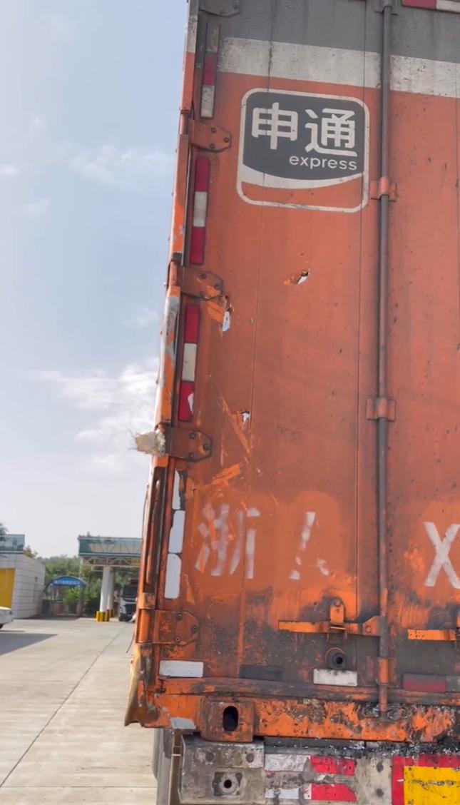 快递大货车高速路起火，两司机下车扑救均被撞身亡，被指非公司直属员工系合作关系，律师称可按工伤索赔