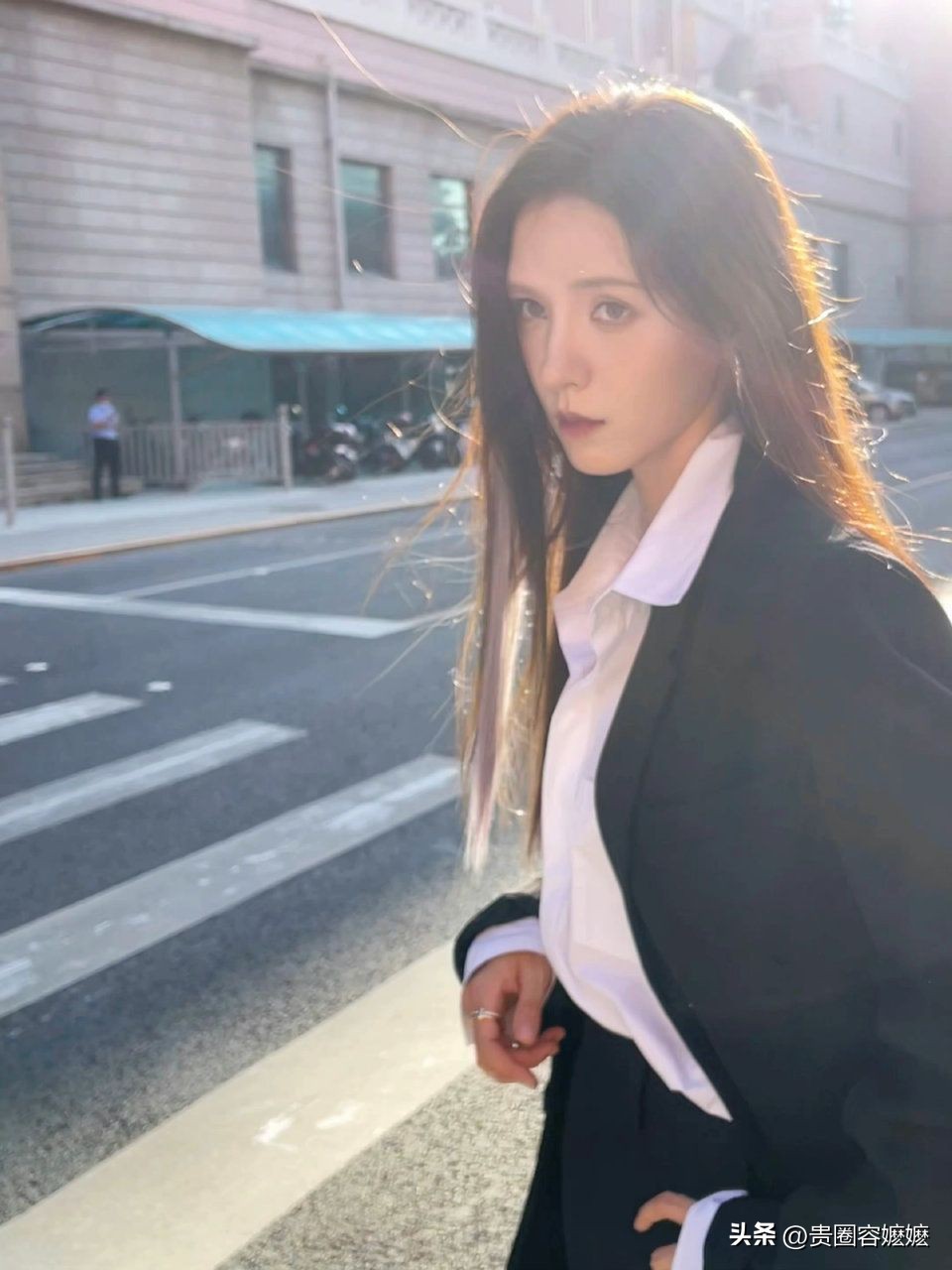 张予曦黑色包臀裙加西装,张予曦职业西装