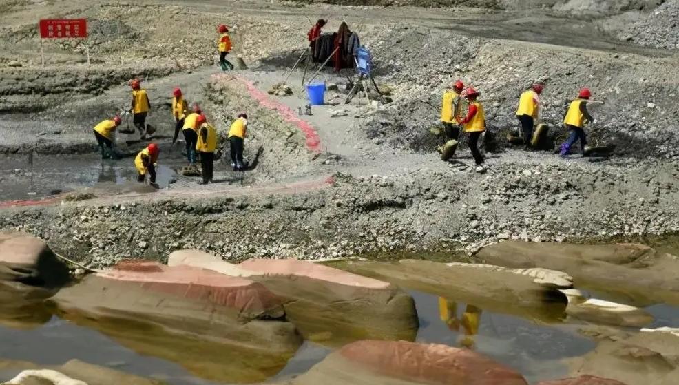 男子在江中捡到金锭,村民河边捡到金子价值3亿