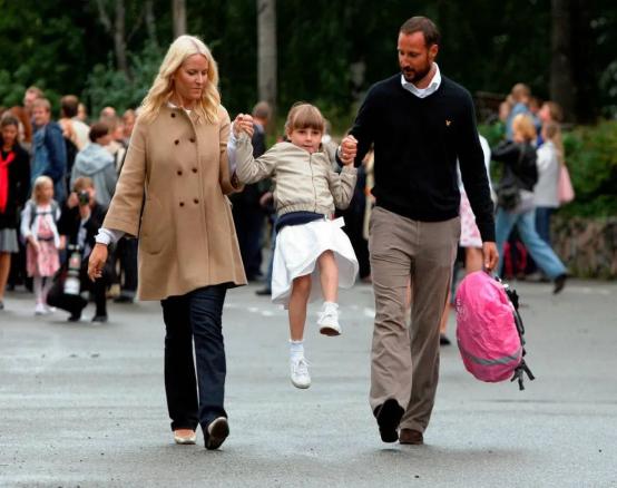 挪威公主：被称“全球最美”公主，17岁开战机跳高楼，未来是女王