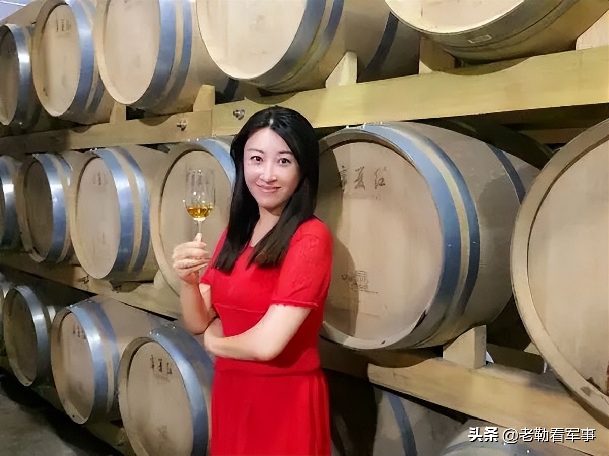 红颜自当爱美酒——美女品酒师爱上宁夏红