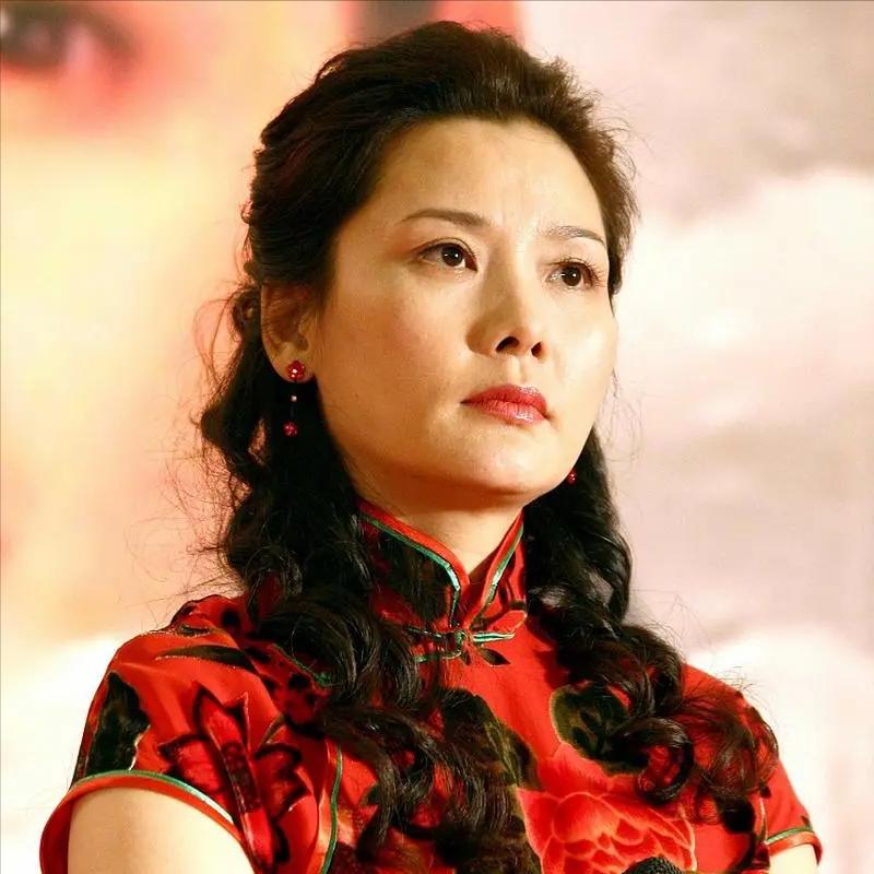 何赛飞与妹妹同台十年演夫妻,何赛飞嫁给老公的原因