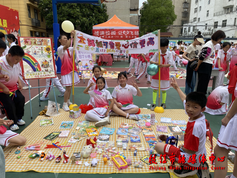 小学生跳蚤市场义卖现场,幼儿园最新六一跳蚤市场爱心义卖