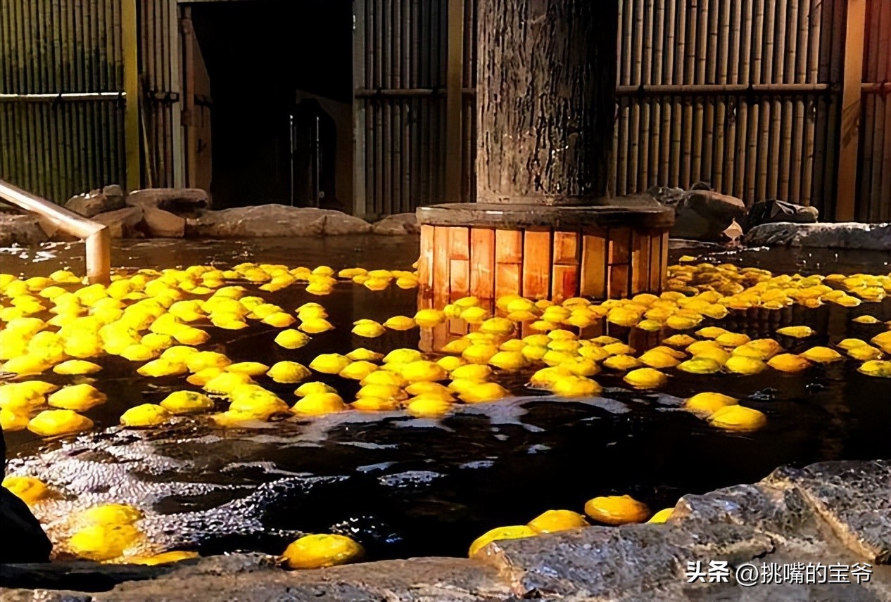 见过拿柚子洗澡吗？日本人必泡，和羊肉汤一样出名的冬至柚子浴