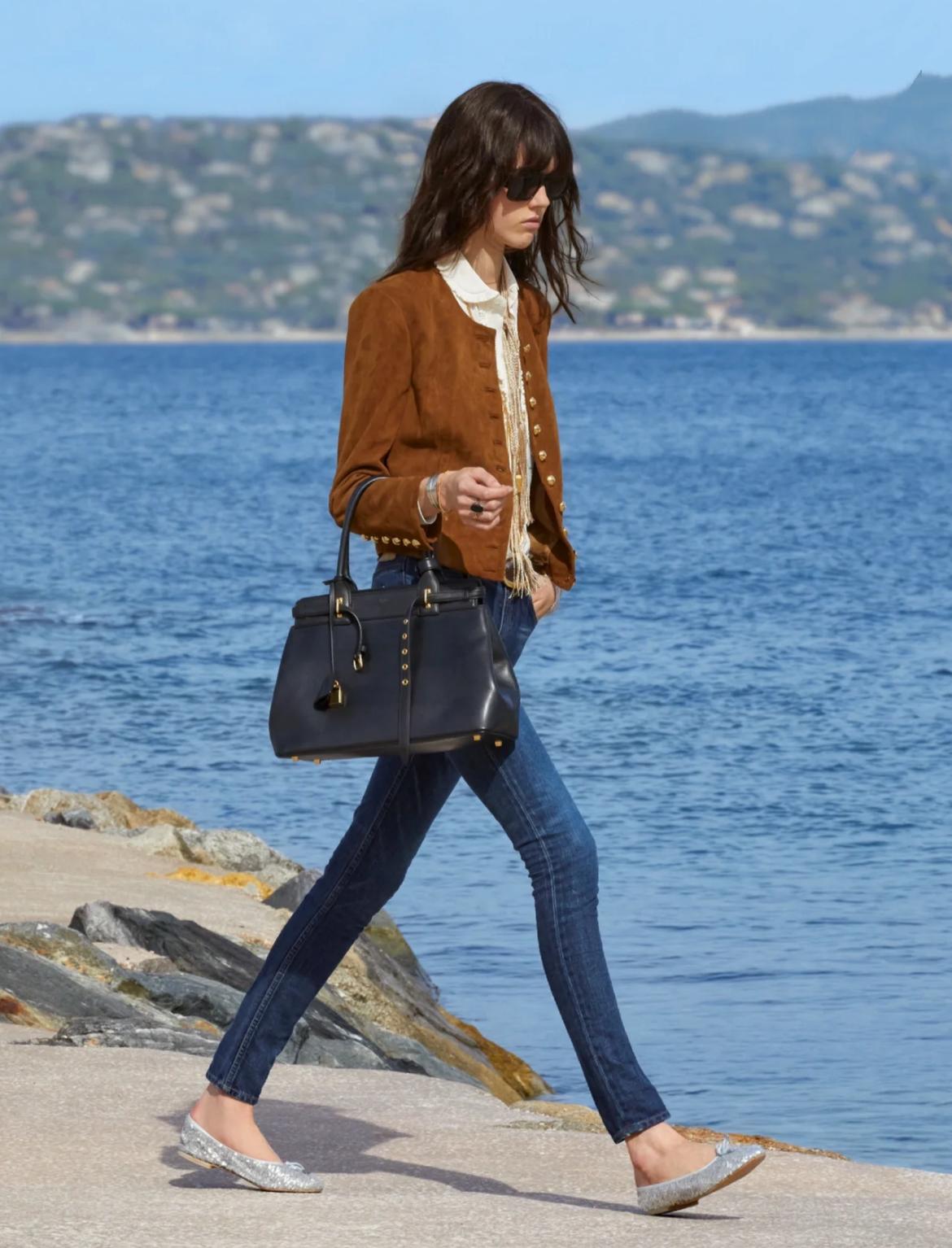 2022冬天“麂皮外套”火了，学着这样穿，优雅高级又气质