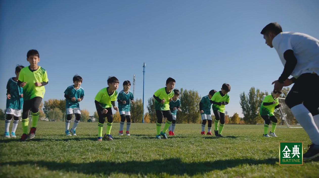 大兵小将传媒叶镇诚、叶镇铭受邀拍摄伊利金典有机奶世界杯广告