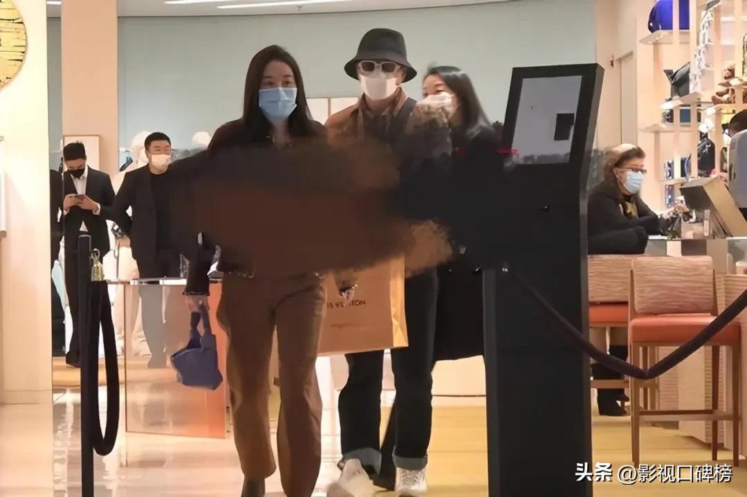 段奕宏的家庭生活,段奕宏夫妻恩爱出行