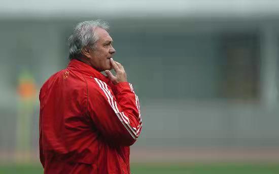 国足双主帅事件,三名球员群殴教练组