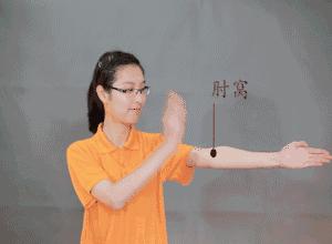 背后长许多小米粒应该怎么做,后背小米粒祛除过程