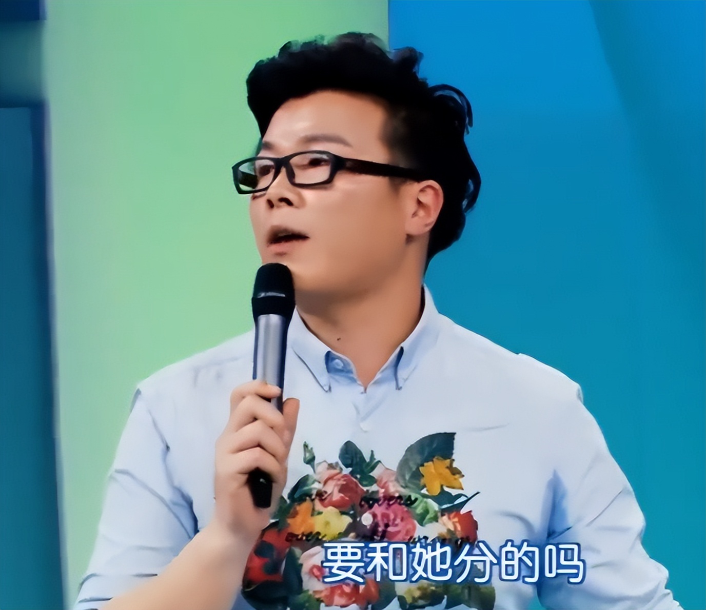 男友出差女友穿睡衣,男友出差女友穿睡衣吃龙虾