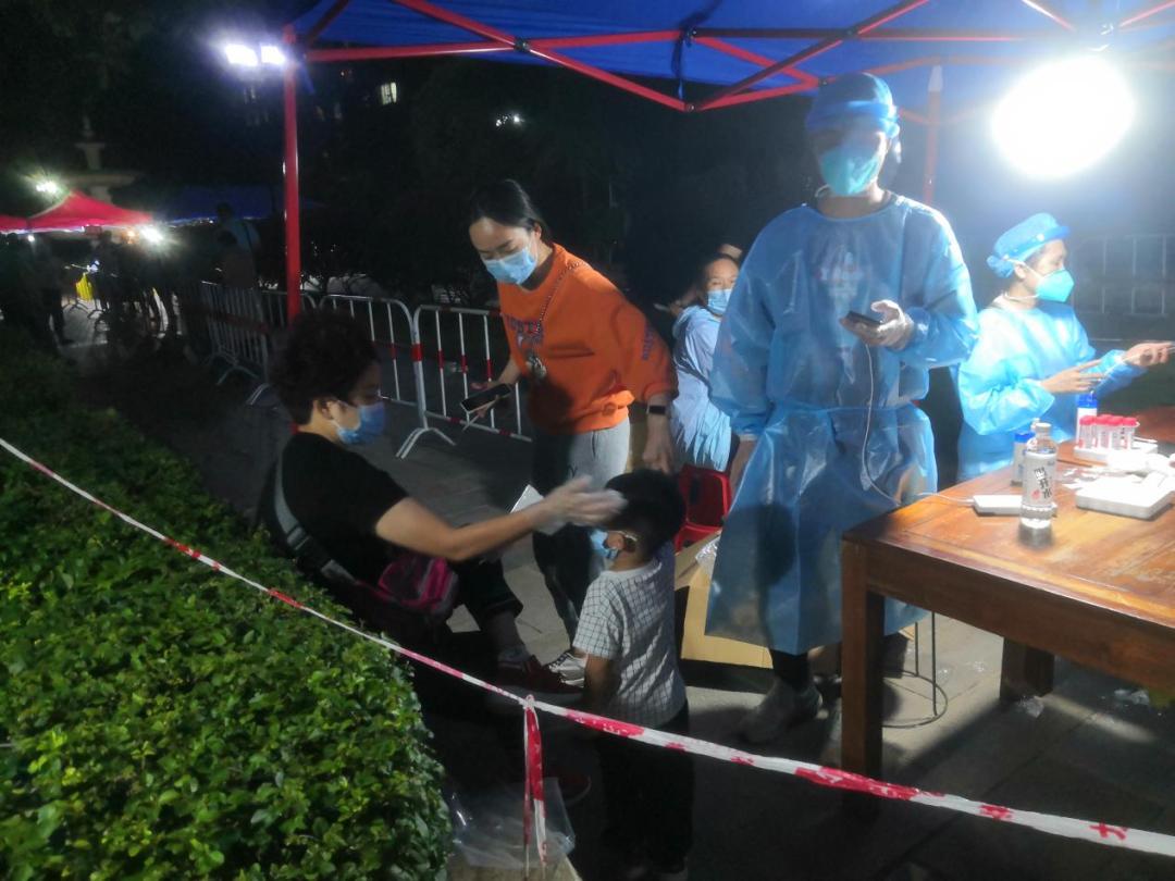 战疫进行时城西街道志愿者展风采,战疫志愿者在行动