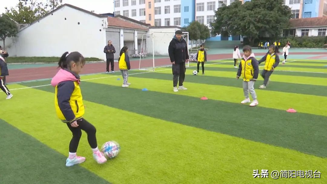 卡塔尔太远~来看这个小学“足”够精彩！