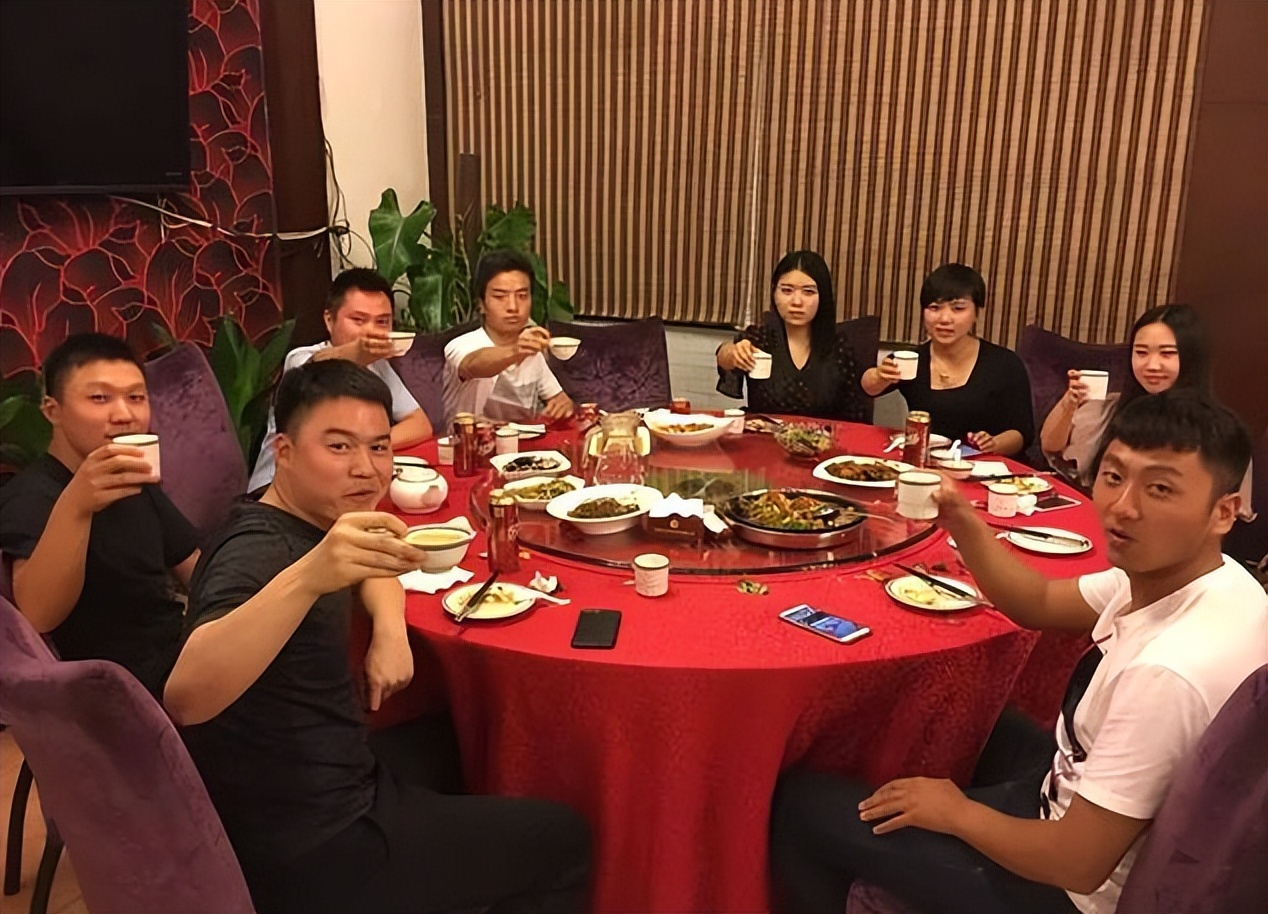 酒席上的没喝的酒可以带走吗,酒吧喝剩下的酒可以打包带回家吗