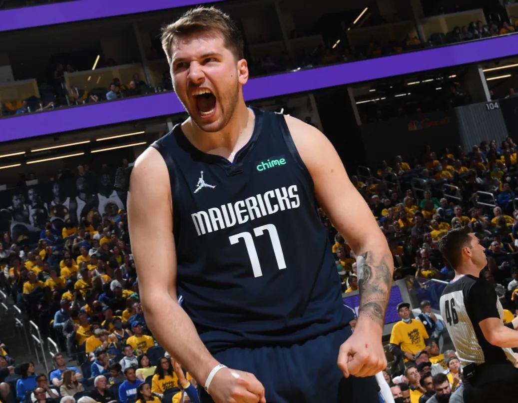 半场仅得29分勇士难翻盘东契奇,巴克利:东契奇应主动下滑其数据