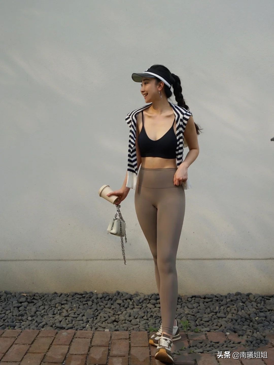 我对“无痕裤”的偏见，在看到这些素人街拍后变了，百搭又显瘦