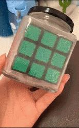 伴娘蹲角落里玩手机,伴娘躲在角落玩手机很漂亮