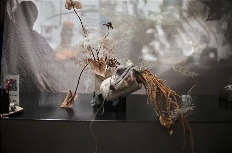 从义乌1平米小摊到拥有2家花店，他把仿真花“插活了”